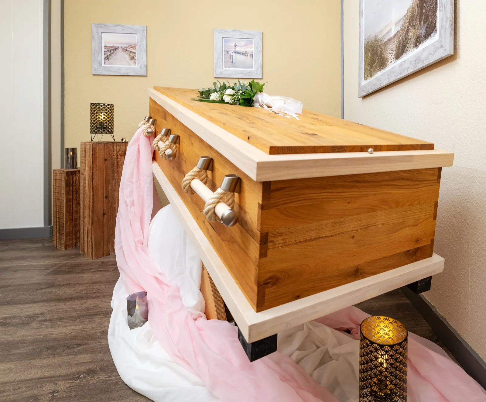 Sarg mit Blumenschmuck im hellen Abschiedsraum