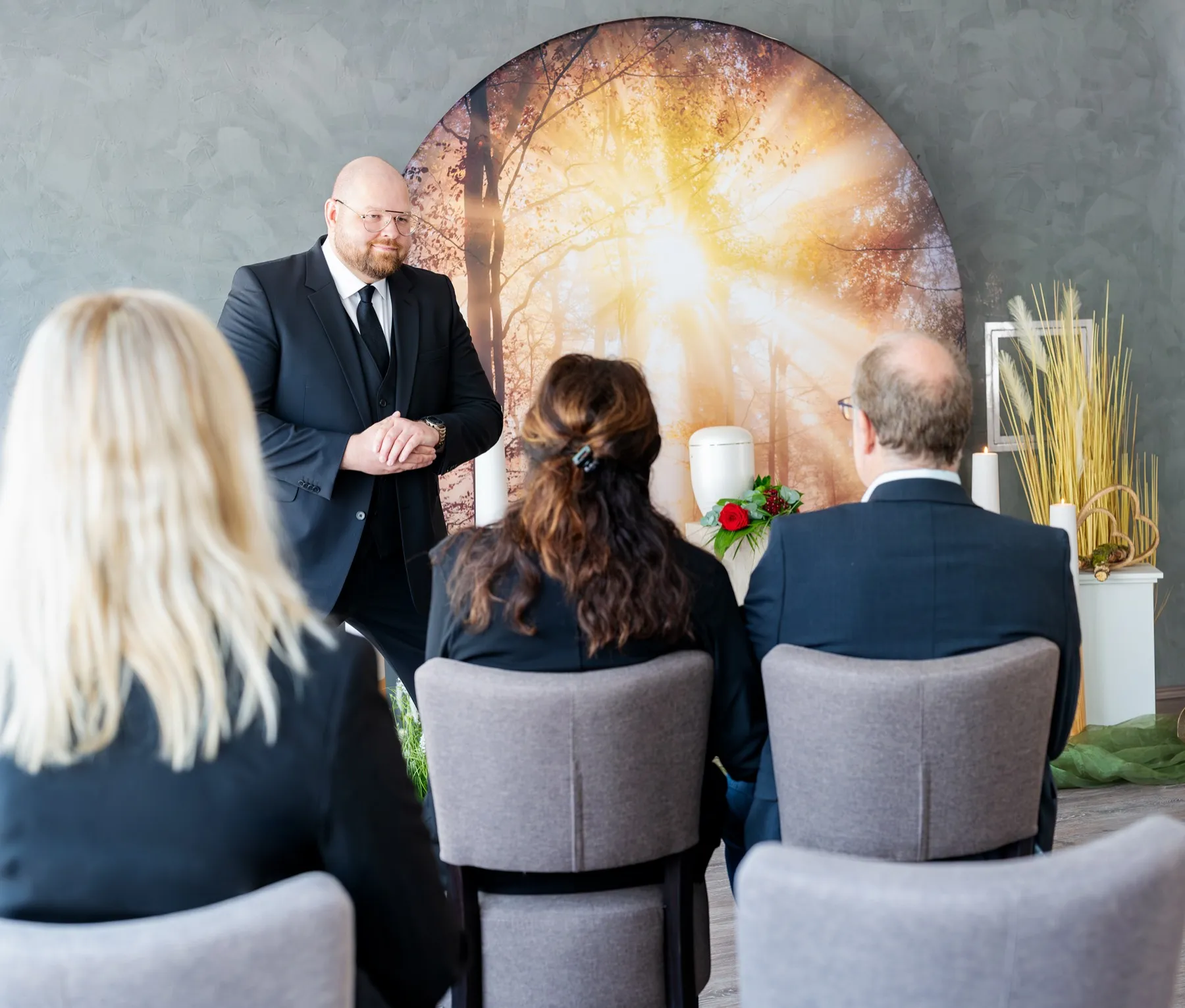 Maiko Maaz hält die Trauerrede vor den Angehörigen im Abschiedsraum