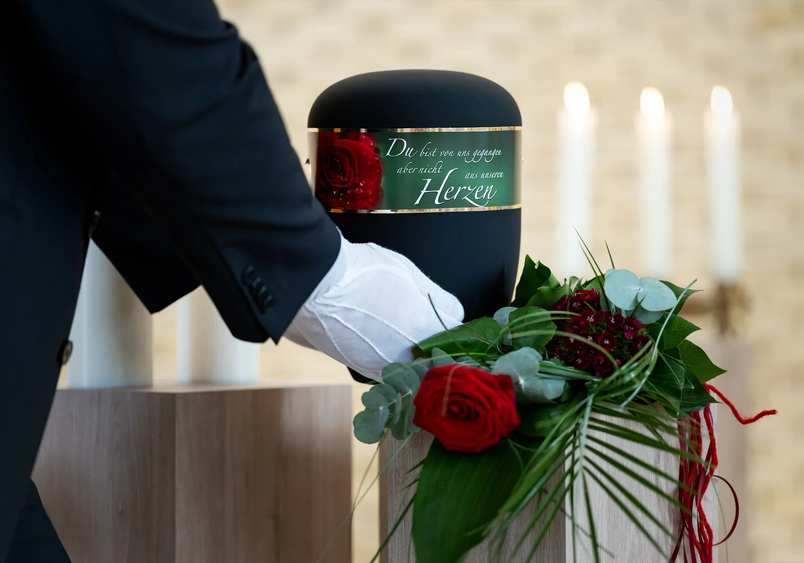 Urne mit Rosengesteck vor der Übergabe an die Angehörigen